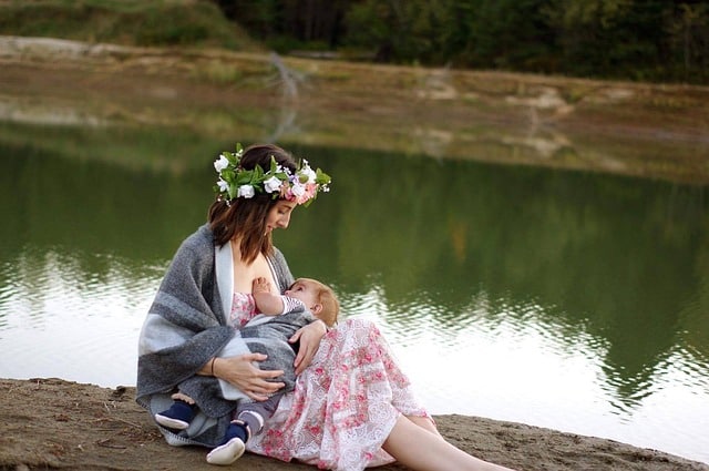 5 Common Breastfeeding Positions To Try